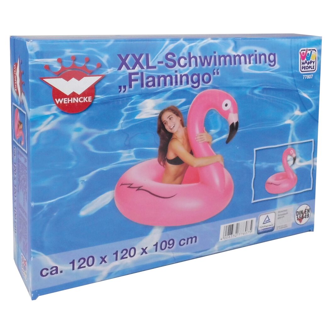 Person auf XXL Flamingo Schwimmring