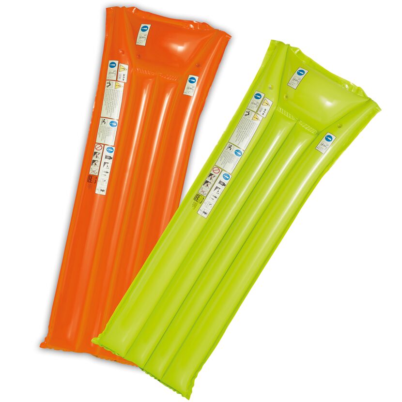 Zwei aufblasbare Luftmatratzen in orange und grün.