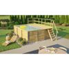 Rechteckiger Holzpool im Garten mit Holzterrasse und Leiter.