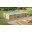 Rechteckiger Holzpool mit Holzterrasse und Liegestühlen im Garten