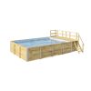 Rechteckiger Holzpool mit blauer Innenfolie und Holztreppe.