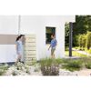 Zwei Personen im Garten mit Wandtank Slim 500 Liter, beige
