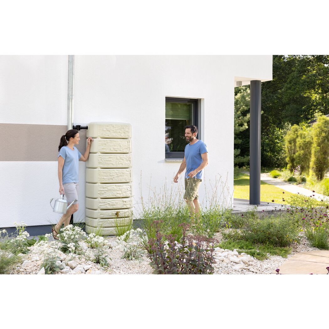 Zwei Personen im Garten mit Wandtank Slim 500 Liter, beige