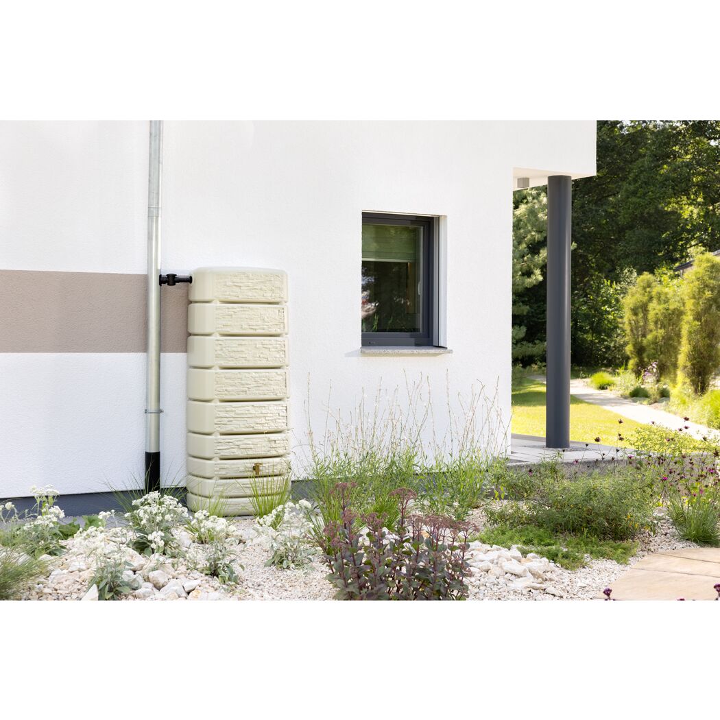Beiger Wandtank Slim 500 Liter an Hauswand