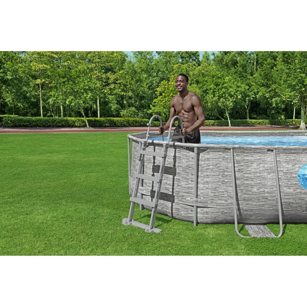 Person steigt über eine Leiter in einen Pool.