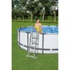 Person steigt über Leiter in einen Pool