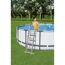 Person steigt über Leiter in einen Pool