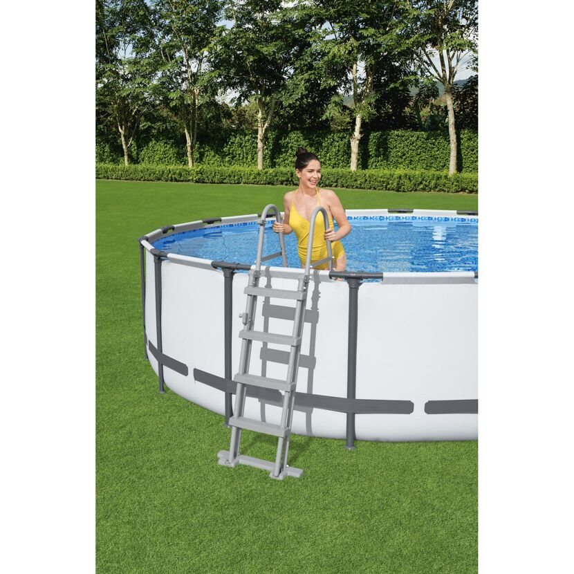 Person steigt über Leiter in einen Pool