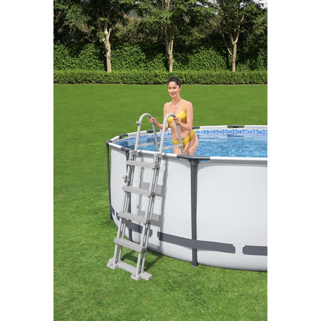 Person steigt über Sicherheitsleiter in Pool