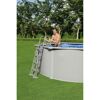 Person steigt in einen Stahlwandpool