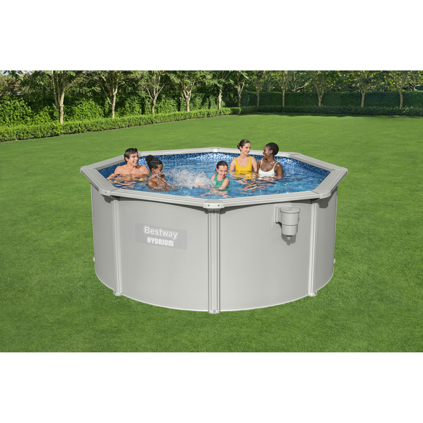 Familie im Stahlwandpool