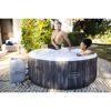 Zwei Personen entspannen im Whirlpool Lay-Z-Spa Bahamas.