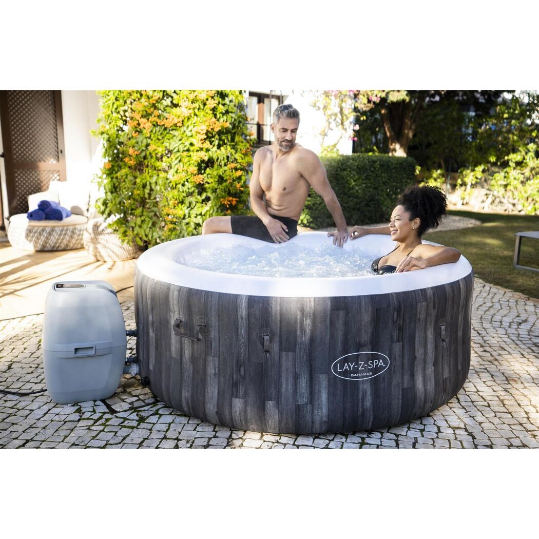Zwei Personen entspannen im Whirlpool Lay-Z-Spa Bahamas.