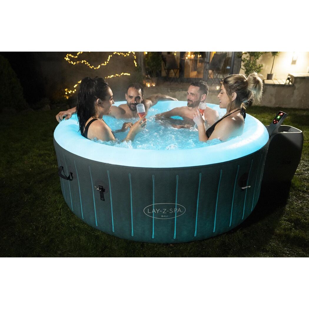 Vier Personen entspannen im aufblasbaren Whirlpool Lay-Z-Spa Bali.