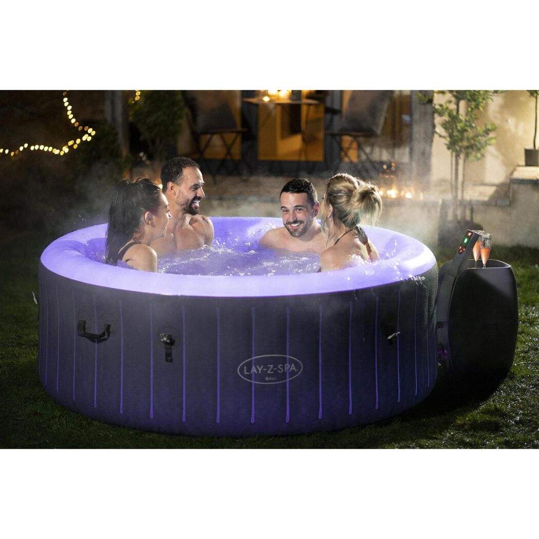 Vier Personen entspannen im aufblasbaren Whirlpool Lay-Z-Spa Bali.