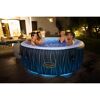 Vier Personen entspannen im Lay-Z-Spa Hollywood Whirlpool