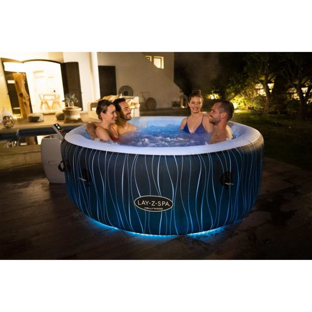 Vier Personen entspannen im Lay-Z-Spa Hollywood Whirlpool