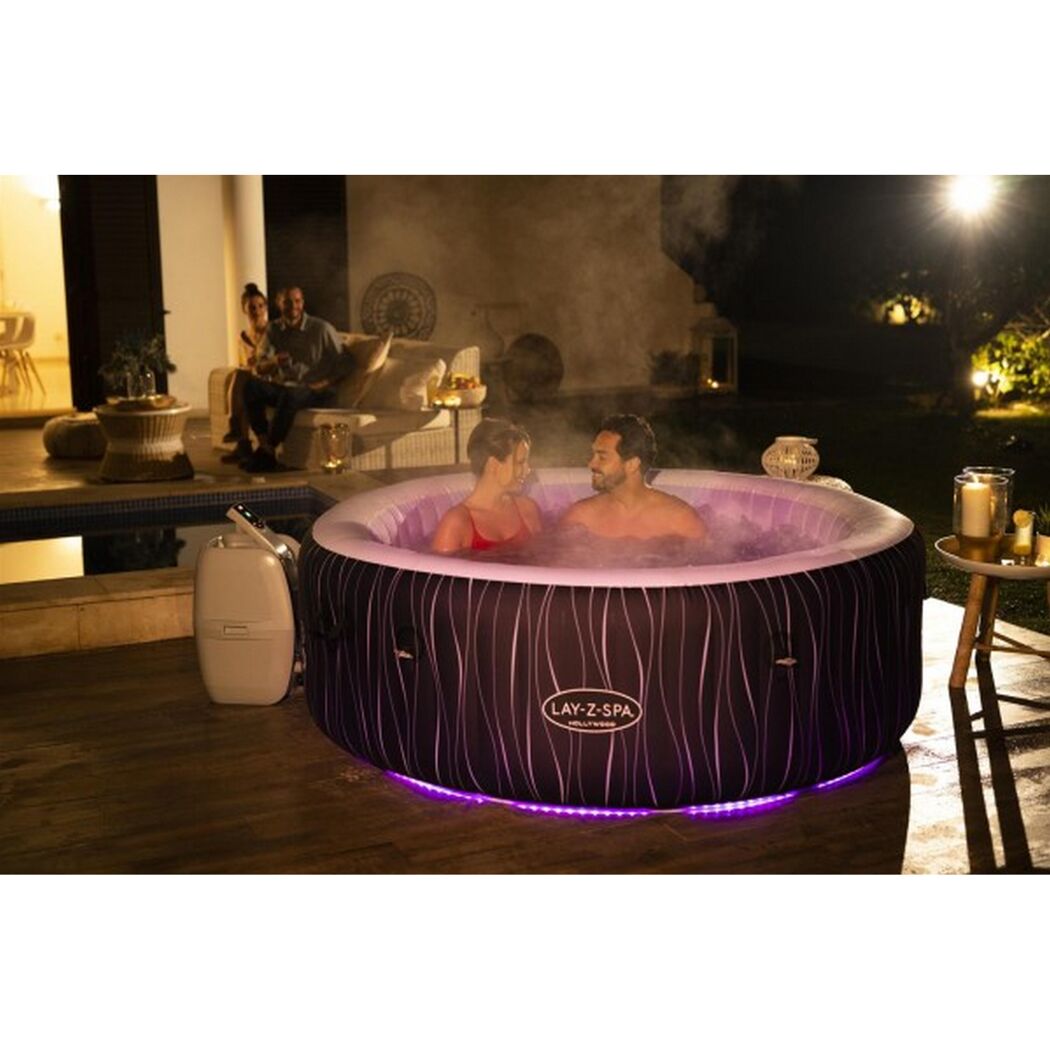 Zwei Personen entspannen im Lay-Z-Spa Hollywood Whirlpool