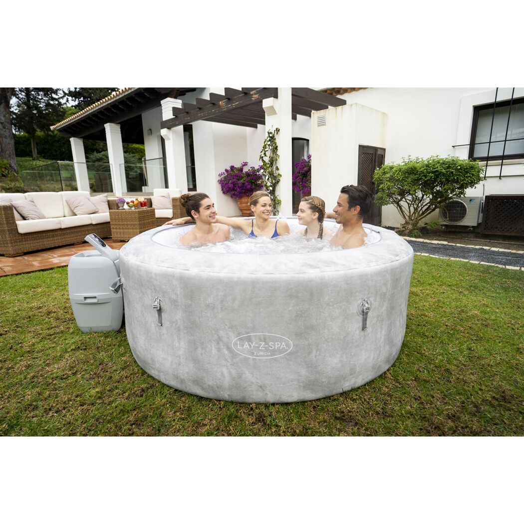 Vier Personen entspannen im Whirlpool Lay-Z-Spa Zurich