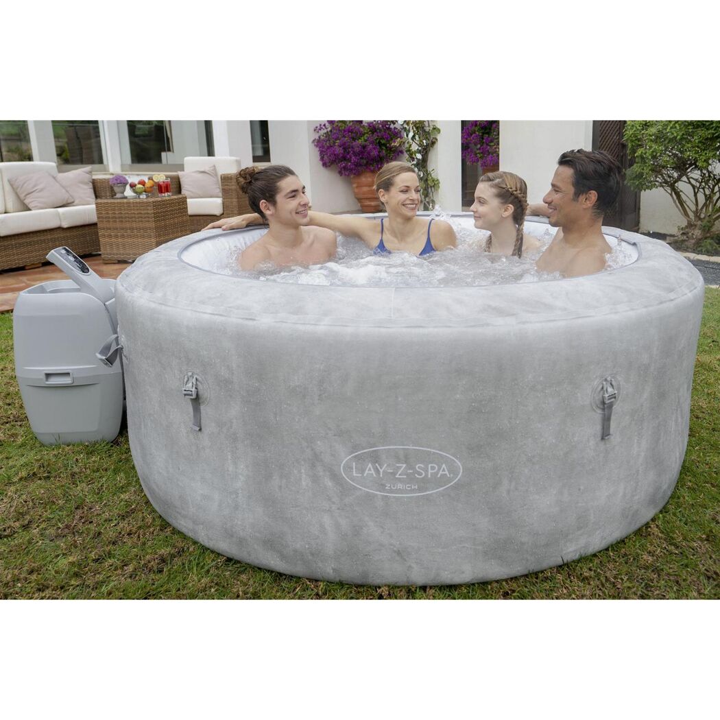 Familie im LAY-Z-SPA Whirlpool