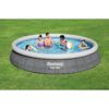 Familie im Bestway Fast Set Aufstellpool