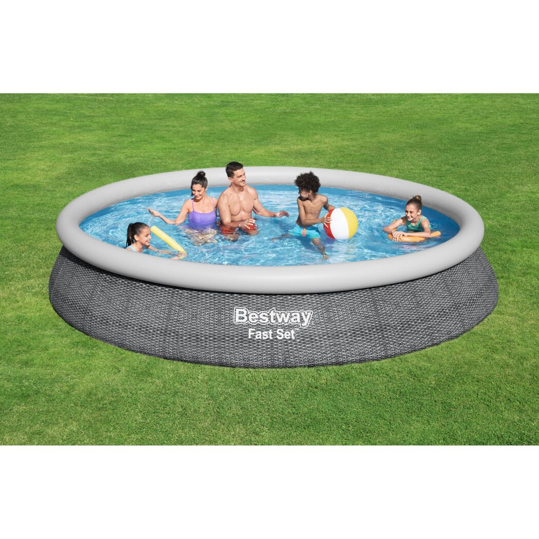 Familie im Bestway Fast Set Aufstellpool