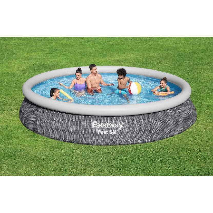 Familie im Bestway Fast Set Aufstellpool