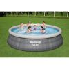 Familie im aufblasbaren Bestway Pool
