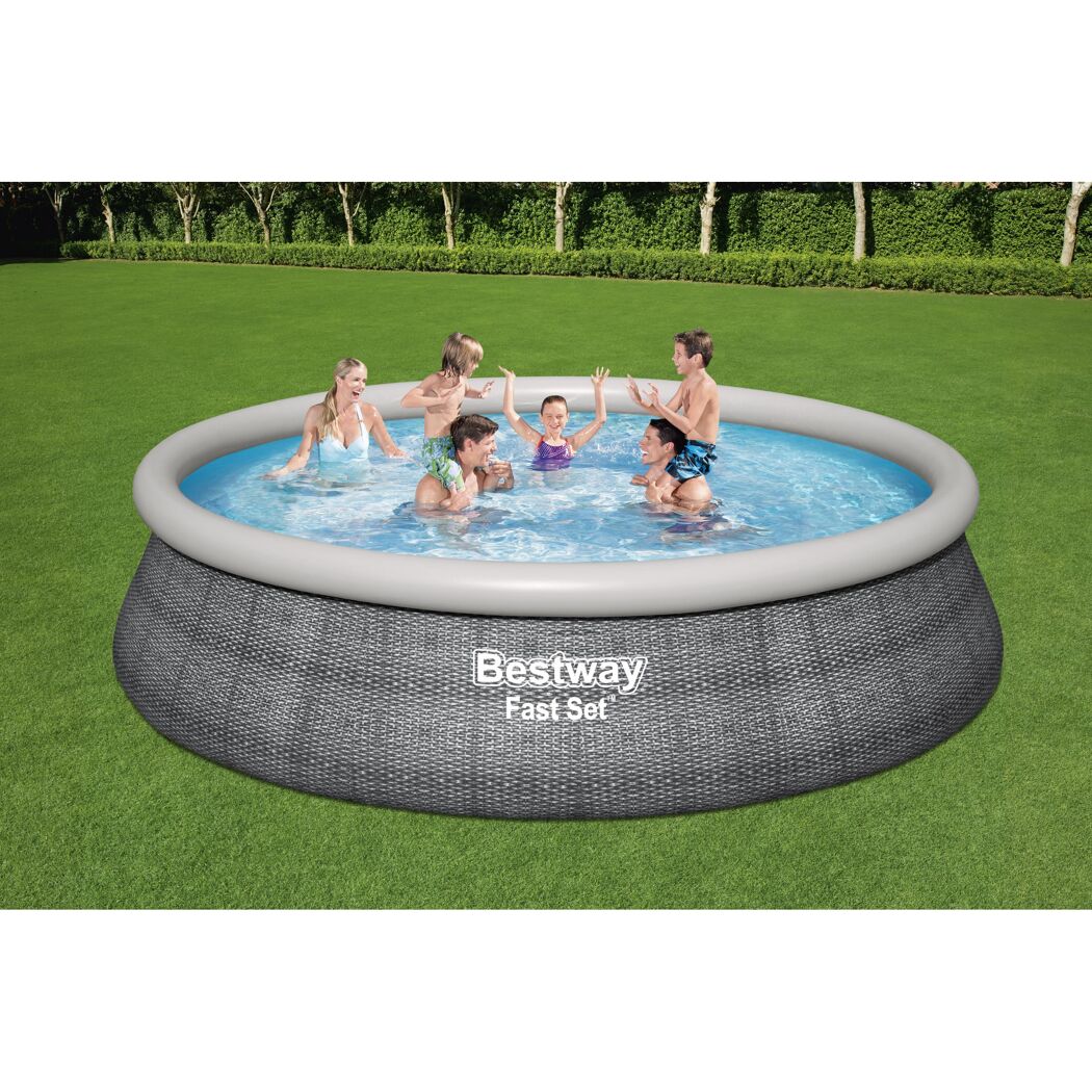 Familie im aufblasbaren Bestway Pool
