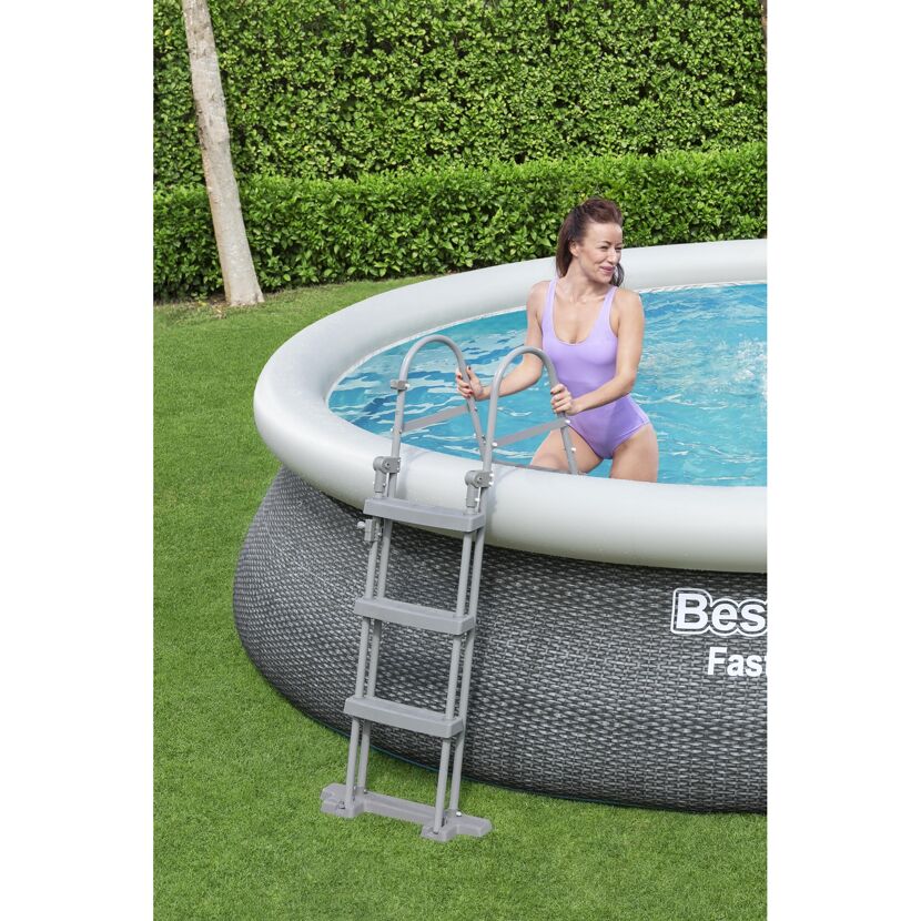 Person steigt über eine Leiter in einen aufblasbaren Pool