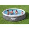 Familie im aufblasbaren Bestway Fast Set Pool