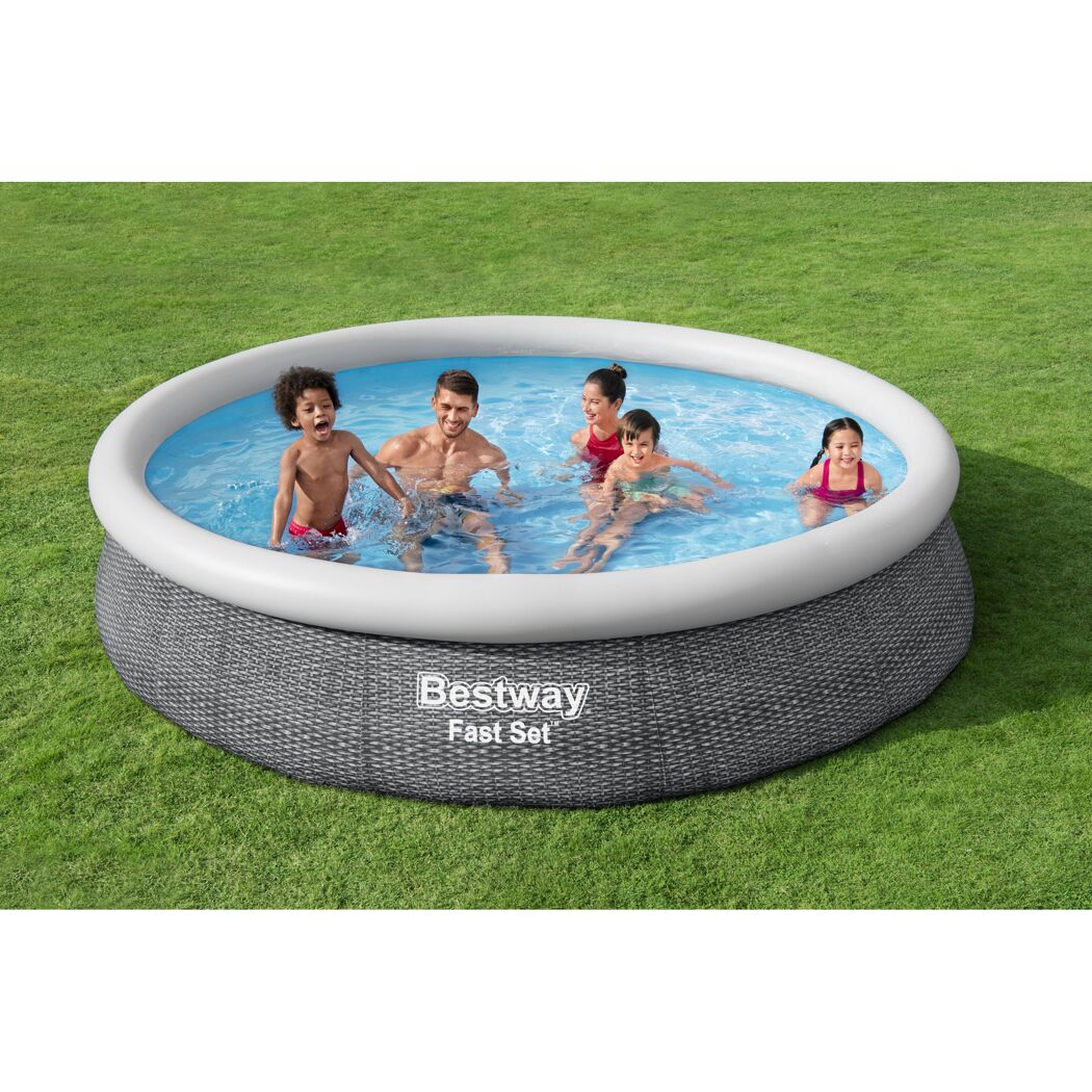 Familie im aufblasbaren Bestway Fast Set Pool