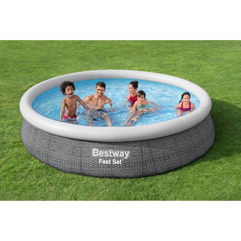 Familie im aufblasbaren Bestway Fast Set Pool