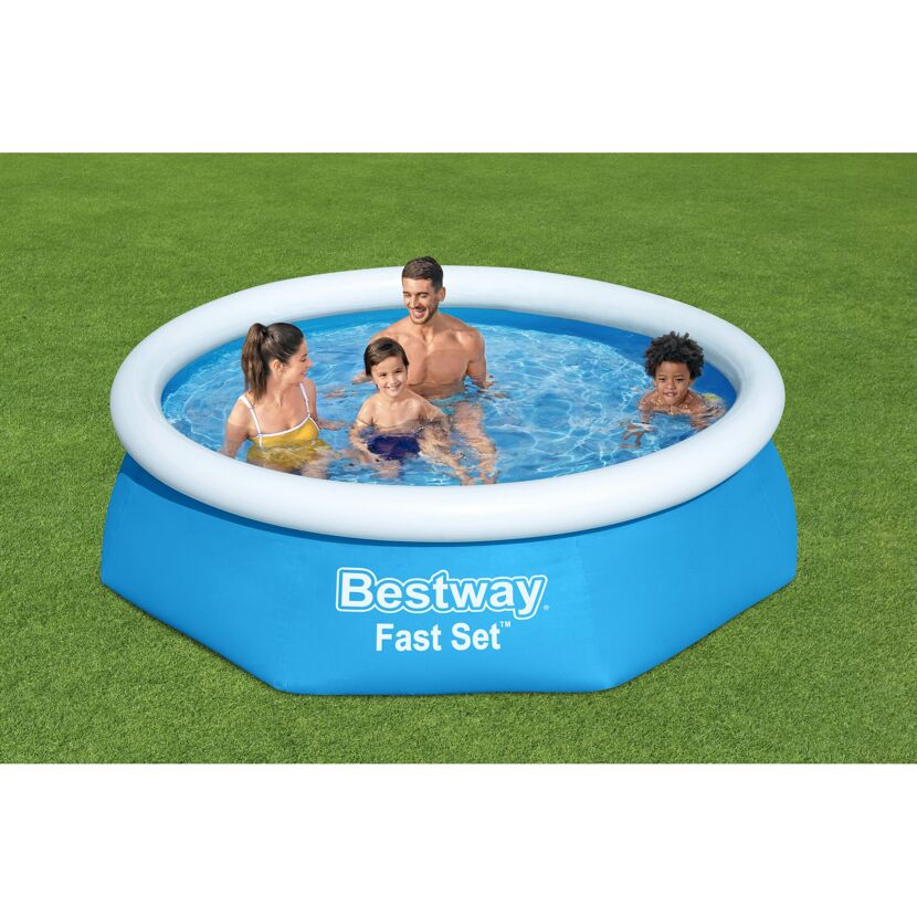 Familie im aufblasbaren Pool von Bestway