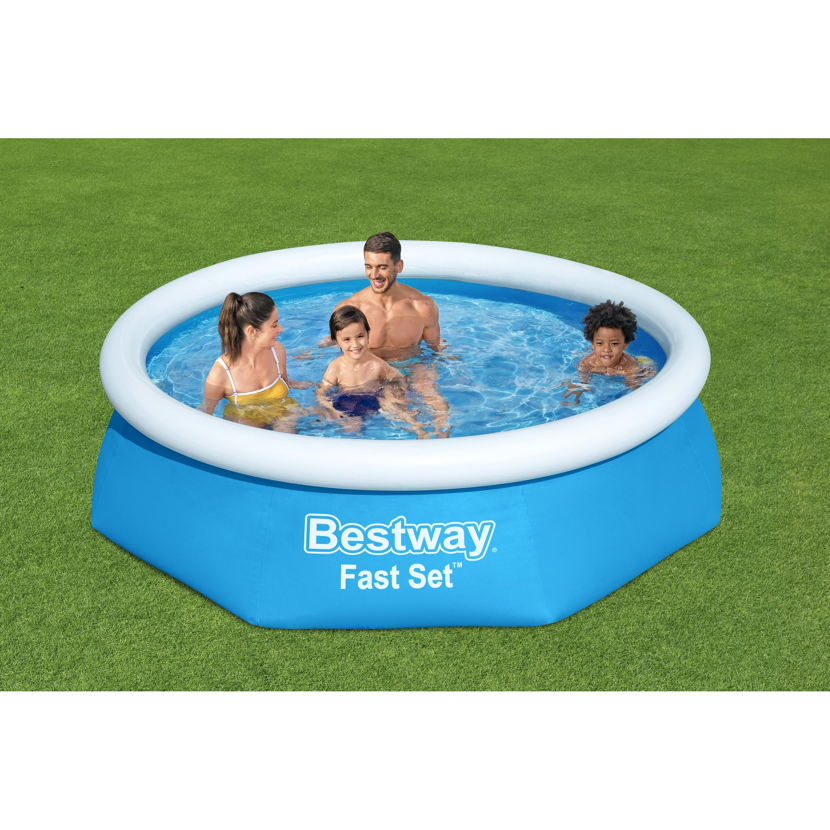 Familie im aufblasbaren Pool von Bestway