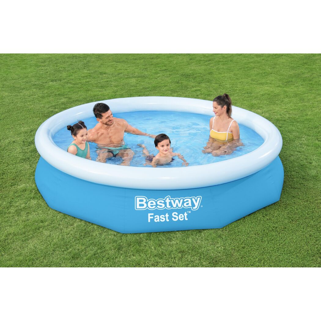 Familie im Bestway Fast Set Aufstellpool