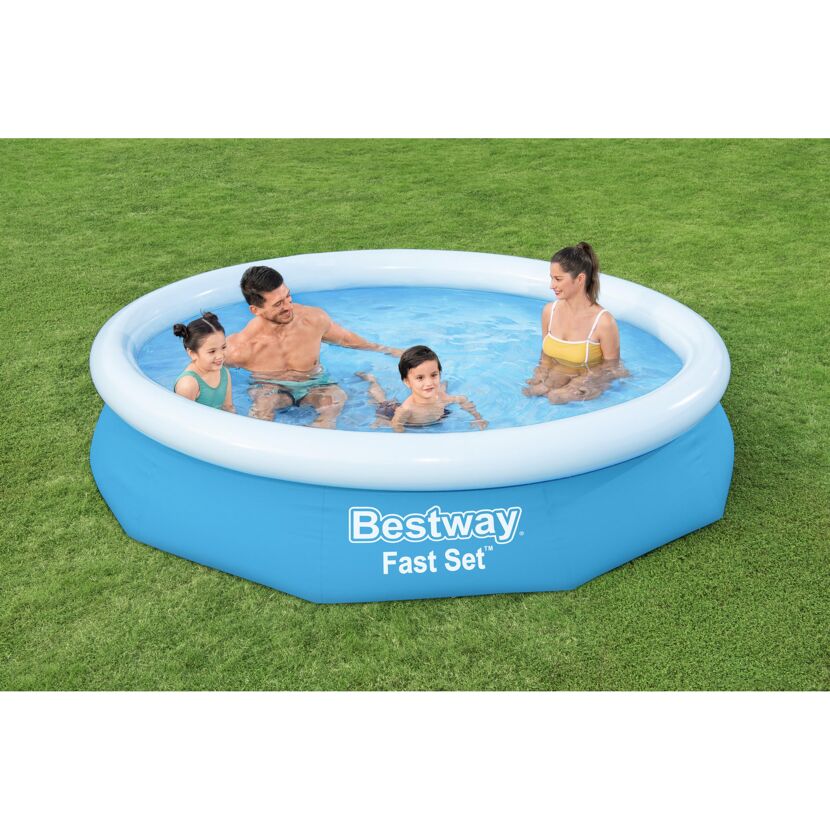 Familie im Bestway Fast Set Aufstellpool