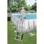 Person steigt Poolleiter in einen Aufstellpool