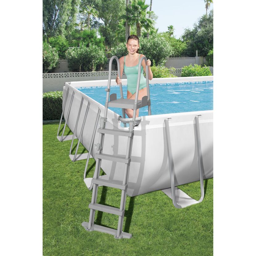 Person steigt Poolleiter in einen Aufstellpool