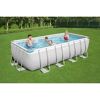 Familie im aufblasbaren Pool von Bestway