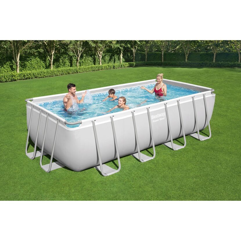 Familie im aufblasbaren Pool von Bestway