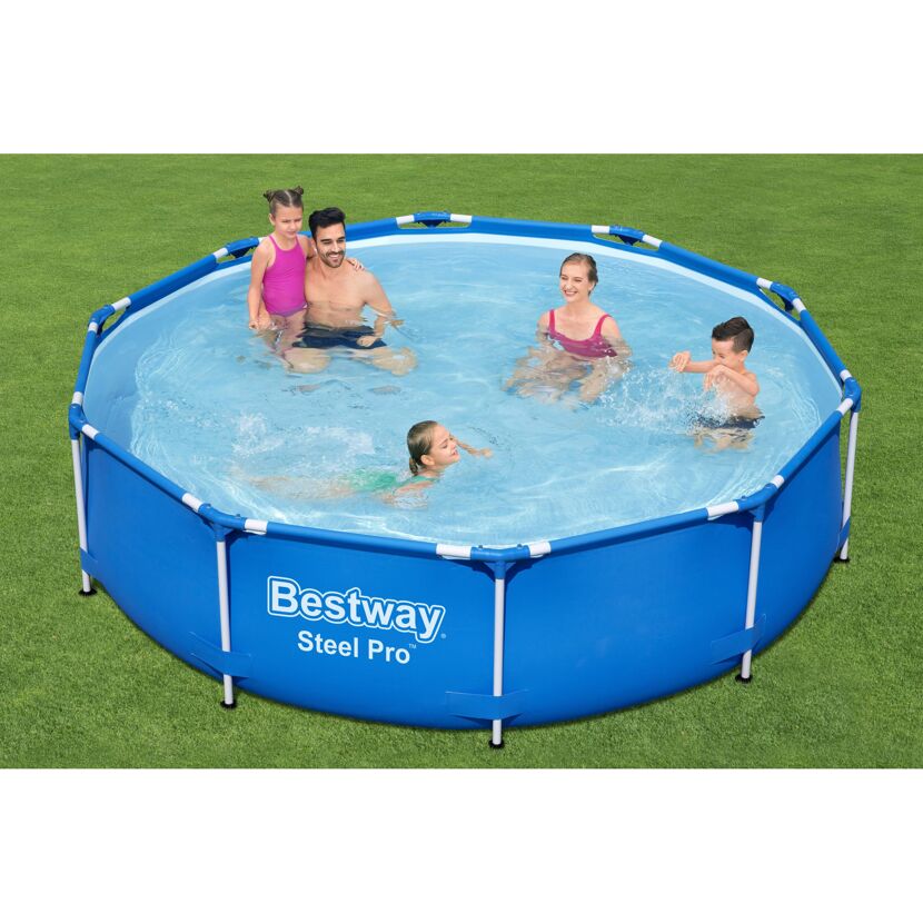 Familie im Bestway Steel Pro Aufstellpool