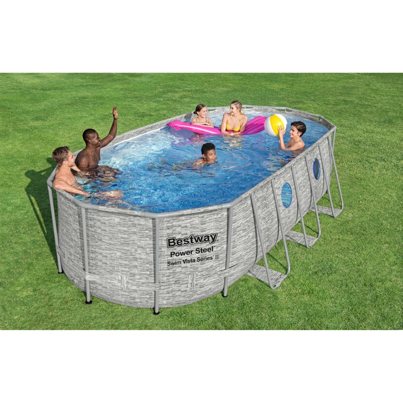 Mehrere Personen im Bestway Power Steel Aufstellpool