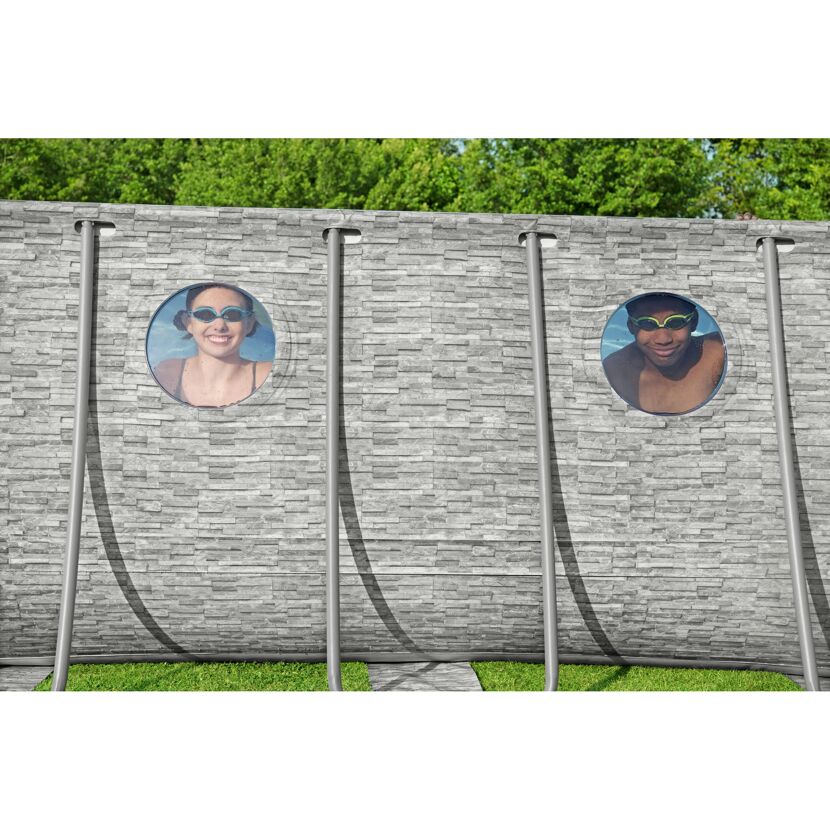 Zwei Personen schauen durch Bullaugen eines Pools