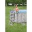 Person steigt in einen Aufstellpool mit Poolleiter.