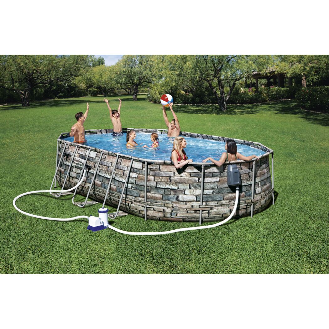 Familie im aufblasbaren Pool mit Steinmaueroptik