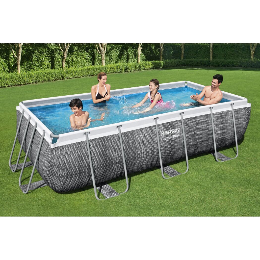 Familie im Bestway Power Steel Pool