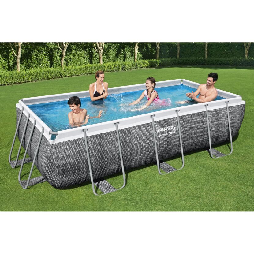 Familie im Bestway Power Steel Pool