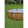 Drei Personen in einem runden Aufstellpool mit Holzoptik.