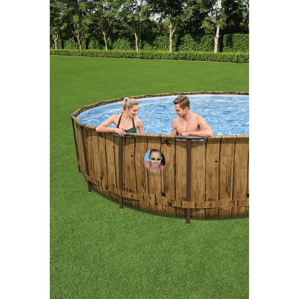 Drei Personen in einem runden Aufstellpool mit Holzoptik.